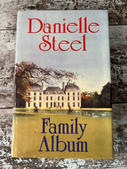 An image of a book by Danielle Steel - Family Album
